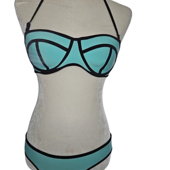 Triangl Swimsuit‎ - Picture 1 of 10